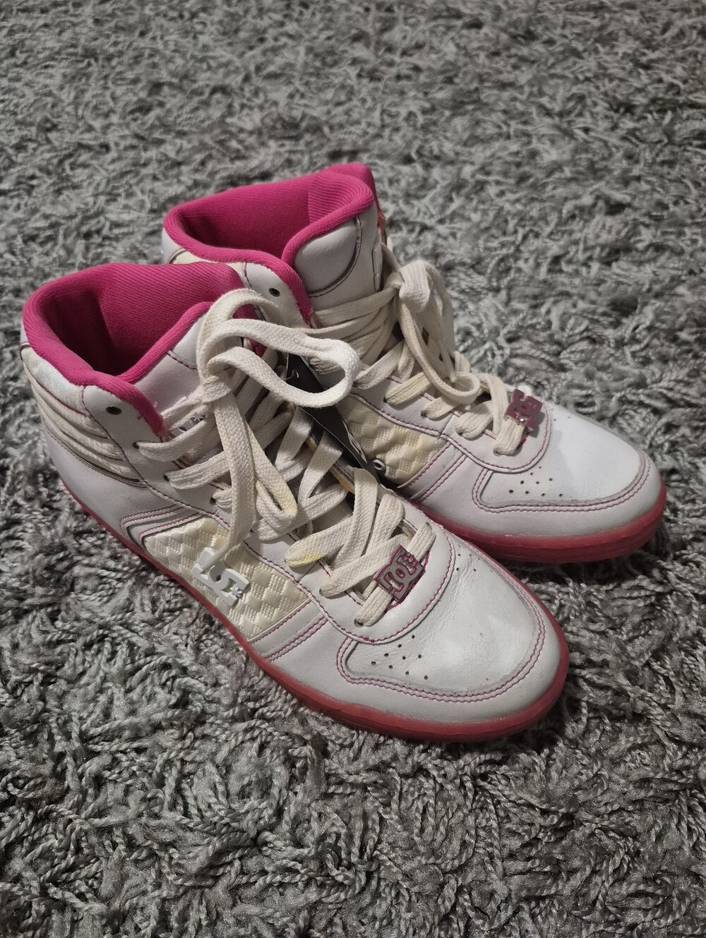 DC High Top Sneakers size 7W(some yellowing)